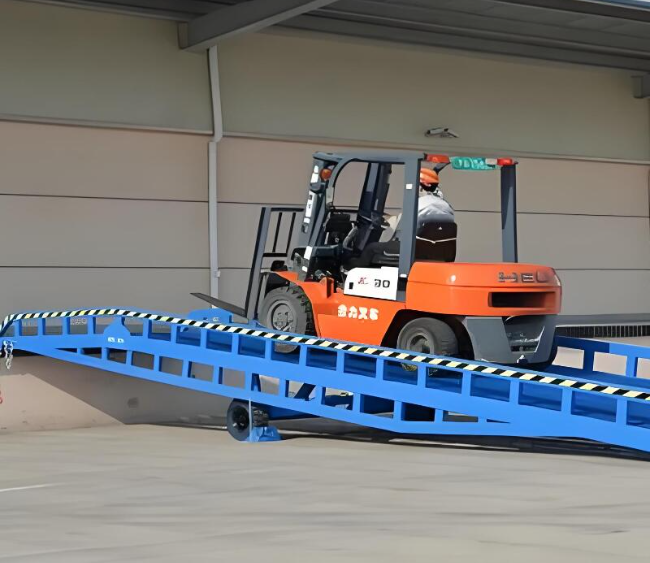 岚山移动式卸货平台（叉车用）